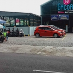 Pelanggan Restoran Mie Gacoan  cabang 2 GKB kembali berdatangan setelah restoran kembali buka setelah tutup. Foto: SYUHUD/BANGSAONLINE.com