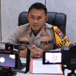 Kapolres Madiun, AKBP Anton Prasetyo ketika membeberkan kasus pembakaran bayi oleh ibunya.