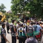 TAGIH JANJI: Aksi warga saat menghadang Backhoe milik penambang galian C. Sempat terjadi ketegangan karena aksi warga dihalang-halangi petugas. foto: rony suhartomo/HARIAN BANGSA