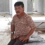 Wawan Kasiyanto, Kabid Pencegahan dan Pengendalian Penyakit Dinkes Pacitan saat meninjau lokasi proyek.