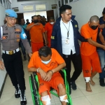 Dua dari lima komplotan pembobol tabungan warga GKB dengan kaki ditembak saat akan dirilis Polres Gresik. Foto: Ist.