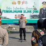 
Wakapolres Jombang, Kompol Hari Kurniawan saat sambutan sebelum penenaman pohon di Mapolres Jombang.