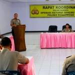 SIAP PENGAMANAN – Kapolres Bondowoso AKBP M Sabilul Alif memimpin rapat koordinasi (rakor) persiapan Operasi Ketupat Semeru 2014,  16 Juli 2014 lalu. foto ilustrasi/sugiyanto/BangsaOnline 