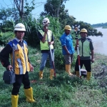 Tim BBWS Bengawan Solo saat mengecek tanggul sungai Grindulu yang mengalami abrasi di Dusun Ngawen Desa Semanten Kecamatan/Kabupaten Pacitan.
