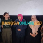 Gubernur Khofifah saat foto bersama dengan para pemain film Hati Suhita. Foto: DEVI FITRI AFRIYANTI/BANGSAONLINE