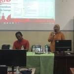 Wartawan Kompas, Runik Sri Astuti, saat menjelaskan materi tentang dasar jurnalistik di MA Nulur Huda, Desa Kalanganyar.