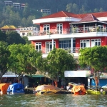 Deretan hotel di obyek wisata Telaga Sarangan.