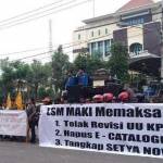 MAKI saat gelar demo di Kejatim Jatim. foto: suarasurabaya.net