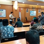 Kadisdik Bangkalan Dr. Bambang Budi Mustika memberikan penjelasan kepada media, di Aula Diponegoro Pemkab Bangkalan, Rabu (15/4).