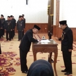 Drs. Benny Sampirwanto, M.Si sebagai Kepala Biro Administrasi Pemerintahan dan Otonomi Daerah Setdaprov Jatim saat menandatangani Pakta Integritas. Foto: YUDI A/BANGSAONLINE