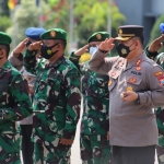 Kapolres Gresik AKBP Muchamad Nur Azis mengikuti apel pengamanan kunjungan Presiden RI Joko Widodo. foto: SYUHUD/ BANGSAONLINE