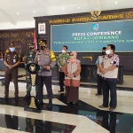 Kapolres Jombang AKBP Agung Setyo Nugroho bersama Forkopimda Jombang saat konferensi pers di Pendopo Kabupaten Jombang. (foto: AAN AMRULLOH/ BANGSAONLINE)