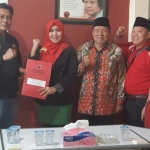 Lia Istifhama mengembalikan formulir pendaftaran sebagai Calon Wakil Wali Kota ke DPD PDI Perjuangan Jatim. foto: DIDI ROSADI/ BANGSAONLINE