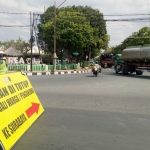 Petugas saat mengalihkan arus lalin menuju ke Surabaya.