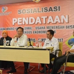 Bupati Sambari saat memberi pengarahan dalam sosialisasi pendataan UMK dan UMB Sensus Ekonomi 2016. foto: SYUHUD/ BANGSAONLINE