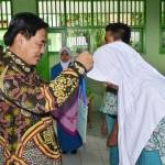 SIMBOLIS: Wabup Sidoarjo H Nur Ahmad Saifuddin simbolis melepas tanda peserta pada dua siswa kala penutupan MPLS SMA Budi Utomo Prambon Sidoarjo, Kamis (21/7). foto: MUSTAIN/ BANGSAONLINE