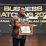 Direktur Supply Chain SIG Yosviandri membawa piagam Penghargaan Penggunaan Produk Dalam Negeri (P3DN) kategori BUMN dari Kementerian Perindustrian. Foto: Ist.