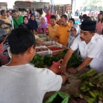 Gus Syaf saat dialog dengan salah satu pedagang. foto: BANGSAONLINE