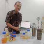 Hendro Juwono menjelaskan proses degradasi plastik dengan biomasa nyamplung, CPO, dan WCO bersama dengan hasil dan alat penelitian yang digunakan. (Ist)
