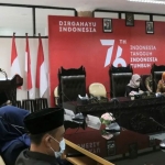 Bupati Blitar Rini Syarifah saat membacakan LKPJ tahun 2021 di depan anggota DPRD.