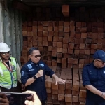 Direktur Jenderal Penegakan Hukum KLHK, Rasio Ridho Sani menunjukan salah satu kontainer, Selasa (19/3/2024). Foto: Dok. KLHK