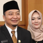 Cawabup Gresik dr. Asluchul Alif bersama istri dr. Shinta Puspitasari. (foto: SYUHUD/ BANGSAONLINE)