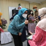 Ketua TP PKK Kota Surabaya Rini Indriyani Eri Cahyadi saat meninjau lokasi vaksinasi Covid-19 di sejumlah puskesmas yang tersebar di Kota Pahlawan, Selasa (23/3/2021). (foto: ist)