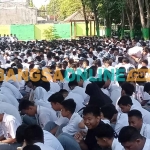 Para siswa SMKN 1 Kota Madiun ketika menerima pengarahan dari kepala sekolah serta ketua KPU terkait pemilihan OSIS dan Pemilu 2024. Foto: HENDRO SUHARTONO/BANGSAONLINE