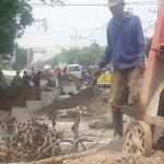 Seorang pekerja saat di lokasi proyek box culvert di depan RSUD Ibnu Sina.