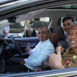 Sekdakab Pamekasan ketika mencoba mobil listrik.

