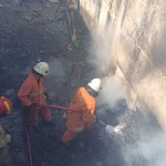 Petugas DPKP Surabaya saat melakukan pemadaman di sebuah rumah kosong di Jalan Wonokitri IV, Kelurahan Gunungsari, Kecamatan Dukuh Pakis. Foto: Ist.