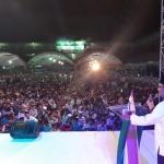 Puluhan ribu lambaian tangan sambut kedatangan Calon Gubernur Jawa Timur Saifullah Yusuf (Gus Ipul) di acara "Pekan Ngaji" ke-3, di Ponpes Mambaul Ulum Batabata Pamekasan, Minggu (28/1) tengah malam. 