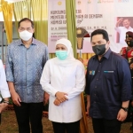 Menteri BUMN Erick Thohir, Mendag Muhammad Lutfi, dan Mentan Syahrul Yasin Limpo bersama Gubernur Jatim Khofifah Indar Parawansa ketika menghadiri panen raya di Duduksampeyan, Kabupaten Gresik. foto: SYUHUD/ BANGSAONLINE