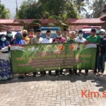 MWC NU Manding melakukan penyemprotan dan sosialisasi pencegahan Covid-19.