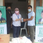 Ketua Komisi VI DPR RI, Faisol Riza saat menyerahkan bantuan APD secara simbolis.