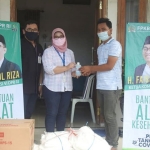 Ketua Komisi VI DPR RI, Faisol Riza saat menyerahkan bantuan APD secara simbolis.