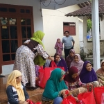 Suasana ketika penyaluran beras dari Puan Maharani kepada warga di Dusun Santren, Desa Rejowinangun, Trenggalek.