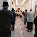 Para kiai saat jamaah salat malam di lingkungan Pondok Pesantren Amanatul Ummah Jalan Siwalankerto Utara Surabaya, Kamis (23/4/2020) malam. foto: BANGSAONLINE.com 