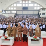 Wali Kota Surabaya, Eri Cahyadi bersama dengan 2.084 PPPK usai acara penyerahan SK pengangkatan di Gelora Pancasila, Senin (01/4/20204).