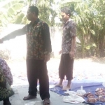 Petugas saat mengemas daging kurban.