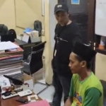 Pelaku saat diamankan di Mapolres Bangkalan (dok. Ist)