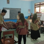 Petugas KPPS di salah satu TPS di Kabupaten Kediri saat menjalankan tugas. Foto: MUJI HARJITA/ BANGSAONLINE.com