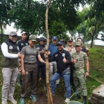 Wakil Wali Kota Batu saat ikut serta aksi bersih sampah di Pasar Induk Among Tani