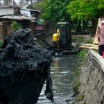 Wali Kota Risma saat memantau pengerukan sampah di saluran/kali Pakis. foto: IST./ BANGSAONLINE