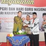 Bupati Lamongan Yuhronur Efendi saat meresmikan Gedung Convention Hall milik PGRI Lamongan.