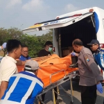 Jasad Mr.x saat dievakuasi oleh Polresta Sidoarjo dan Jasa Marga di Tol Surabaya-Mojokerto.