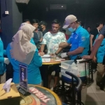 Petugas BNNK Tuban memeriksa sampel urine pengunjung dan karyawan tempat hiburan malam. 