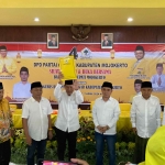 Tampak Heri Sugihono Tugas Oetomo, selaku Wakil Ketua Bidang Organisasi, DPD Partai Golkar Jatim saat memberikan surat tugas kepada Muhammad Al Barra   yang saat ini menjabat wakil Bupati Mojokerto untuk maju sebagai calon bupati pada Pilbup yang akan berlangsung pada 27 November 2024. Foto: M. Sulthon Neagara/bangsaonline