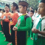 Sejumlah pelajar di MI Nurul Huda 2 Surodinawan melaksanakan salat gaib untuk mendoakan umat Islam Rohingya di Myanmar, Selasa (5/9/2017). foto: ROCHMAD ARIS/ BANGSAONLINE