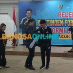 Wali Kota Kediri, Abdullah Abu Bakar, saat memakaikan jaket kepada salah satu pengurus Kormi dan pelatih didampingi Ketua Kormi Kota Kediri, Abdian Asgi Sukmana (kiri). Foto: MUJI HARJITA/BANGSAONLINE